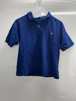 Ralph Lauren mörkblå piké - Skick 7,5/10 syns på bild / Storlek M men den är väldigt liten i storlek så den sitter som XS/XXS / Bara att höra av sig vid frågor eller intresse!