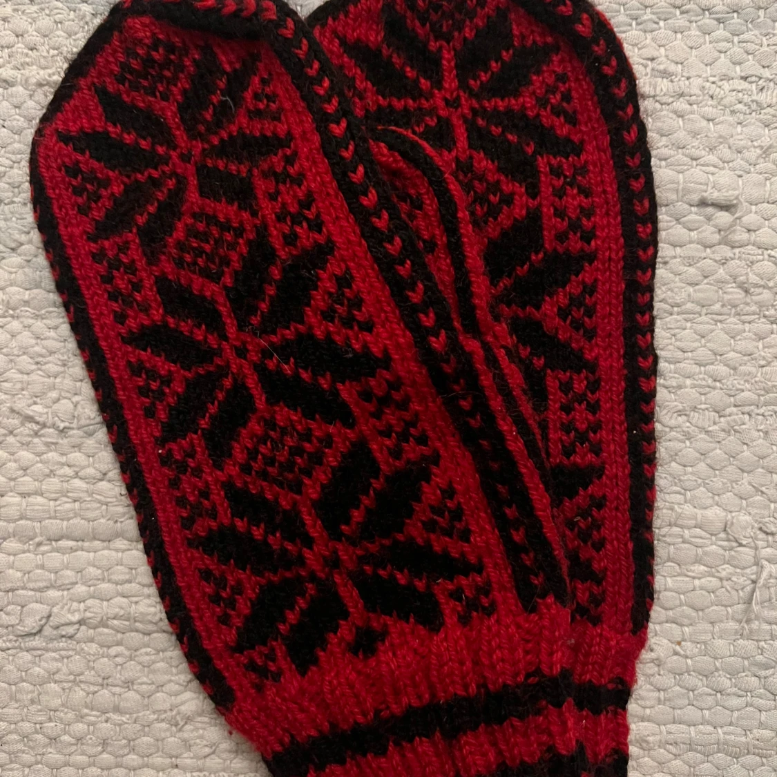 Röda och svarta stickade vantar - 2