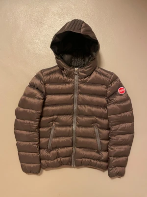 COLMAR JACKA - Säljer denna riktigt fina Dunjackan från Colmar✔️Mycket fint skick✔️Perfekt inför vintern✔️Storlek 40 (Passar XS)✔️Logga i bak✔️Skriv vid minsta fundering✔️