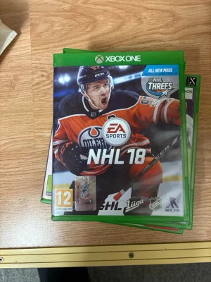 5 spel för 50 - Fyra populära Xbox One-spel: FIFA 18, FIFA 20, FIFA 22 och NHL 18. Alla i originalfodral med PEGI-märkning. Spelen är i gott skick, perfekta för sportfantaster som vill utöka sin samling med fotboll och hockey. Inga synliga defekter eller större slitage.