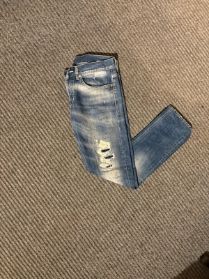 Dondup jeans  - Ett par väldigt schyssta jeans från dondup. Ny pris ca 3000kr, inga defekter. Mått: midja~42 centimeter. Ytterlängd~97 centimeter. Innerlängd~72 centimeter. Benöppning~17 centimeter. Hör av er vid funderingar.