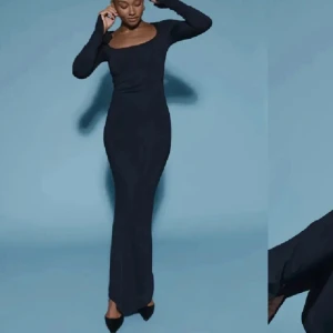 Svart långärmad långklänning - Supersnygg svart långklänning med lång ärm och figurnära passform. Klänningen har en bred, fyrkantig ringning som ger en modern vibe. Den är ifrån Gina tricot och är i nyskick och passar till alla tillfällen 