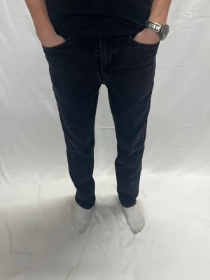 Blend Jeans Svarta - Skick 8/10 syns på bil / Storlek W29 L32 Regular fit / Modellen är 185 cm / Bara att höra av dig vid frågor och intresse!