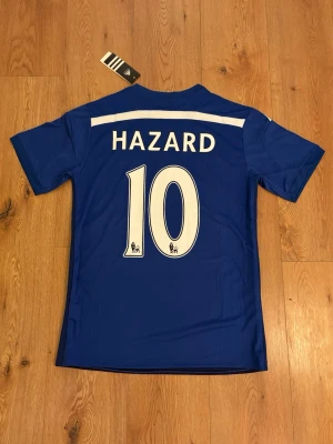 Chelsea FC Hazard retro fotbollströja  - Helt oanvänd med tags kvar och Adidas påse. Storlek Medium. Skriv privat för fler bilder eller vid funderingar!