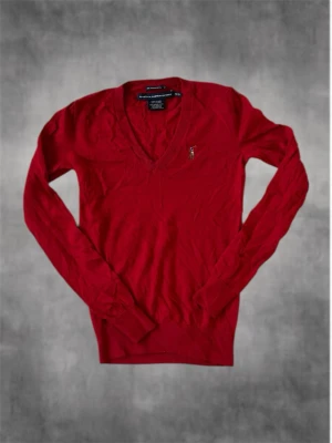 Röd v-ringad tröja Ralph Lauren Sport - Hej! Säljer nu denna röda fräscha långärmade Ralph Lauren Sport tröjan. Tröjan är i storlek XS och tjejmodell. Som sagt väldigt fin och bara att höra av er vid eventuella funderingar!