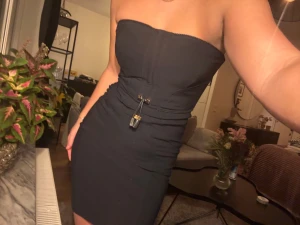 Bandeu klänning - Mörkblå bandeu klänning med inbygd bh och gulddetaljer. Har en kedja längst ryggen, passar S-M. Från Elisabetta Franchi, nypris runt 2500 kr. 