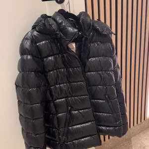  Moncler bady short down - Köpt för 3 år sedan på monclers hemsida, inget original kvitto kvar tyvärr men betalningsbekräftelsen finns kvar. Sparsamt använd. storlek 4/M men passar S skulle jag säga. Det finns ett litet hål på 0,5 cm på ryggen (se bild). Går nog att täcka fint med en lagningslapp. 