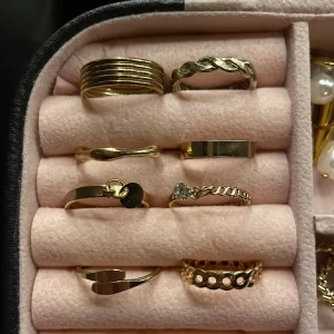 Set med guldringar - Säljer ett set med 8 snygga guldiga ringar i olika former och mönster. Inte använda. Säljer andra smycken för bra pris!