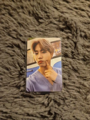 Stray kids photocard han jisung - Riktigt photocard på han jisung från kpop bandet stray kids. Inga rispor och har legat i en skyddande sleeve. 