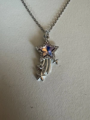 Silverhalsband stjärnfall ljusrosa - Perfekta julklappen 🌲  Säljer smycken som skapats som hobby av mig och dottern.   Halskedjor är 50cm.  Bilder på berlock kan vara missvisande så är det viktigt så fråga gärna om mått 🌹  Smycken är inte av äkta guld/silver .   Inga bud godtas då priserna är så billiga❤️