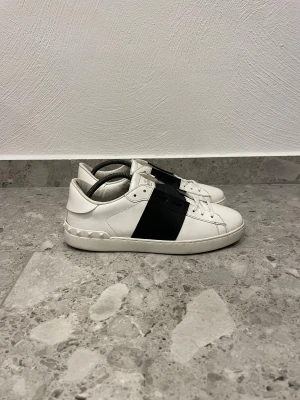 Valentino Open  - Valentino Open || Storlek 43 || Skorna är i mycket bra skick (se bilder || Tveka inte på att höra av dig vid frågor eller funderingar 