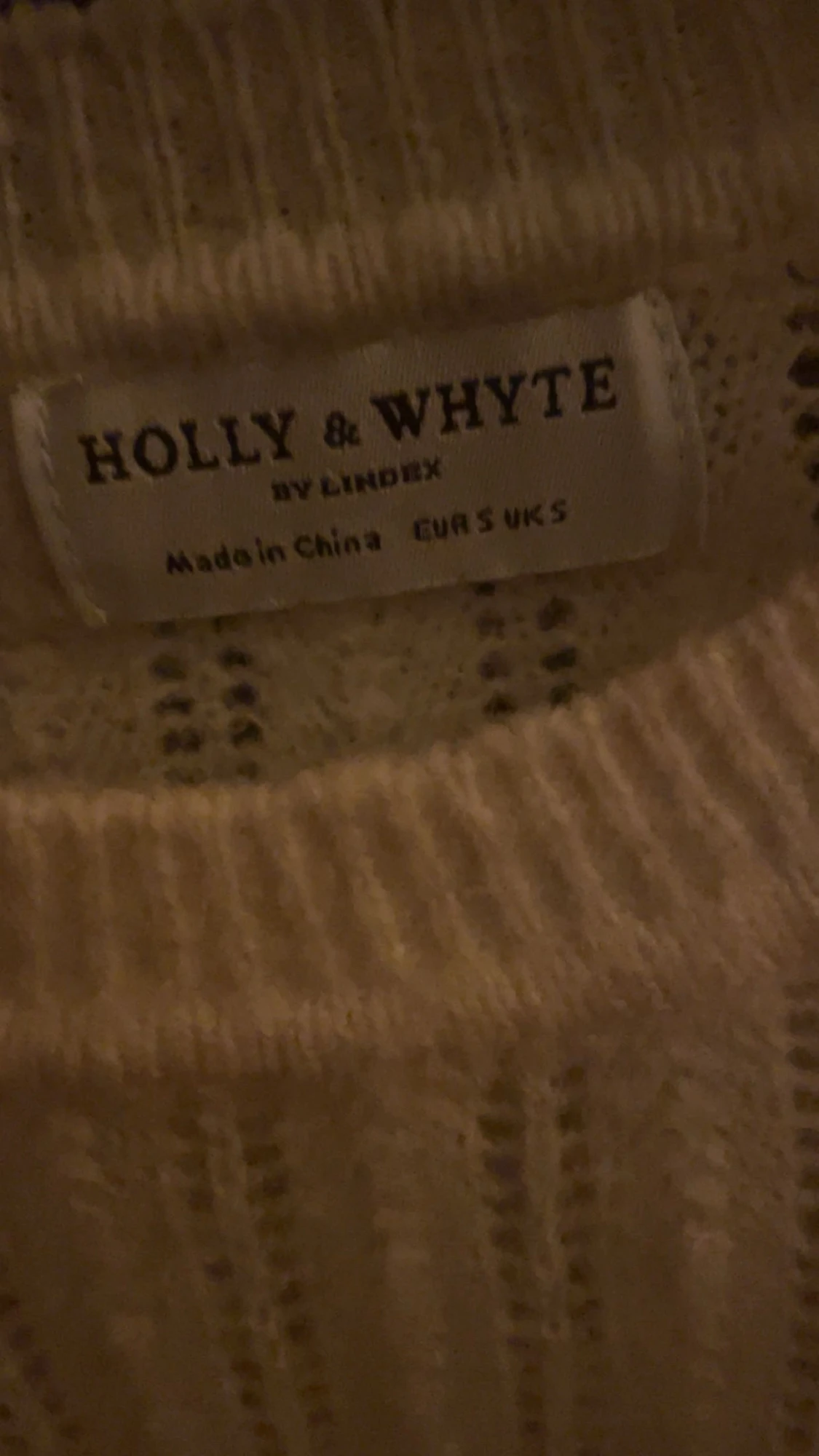 Stickad vit tröja med volanger - 1