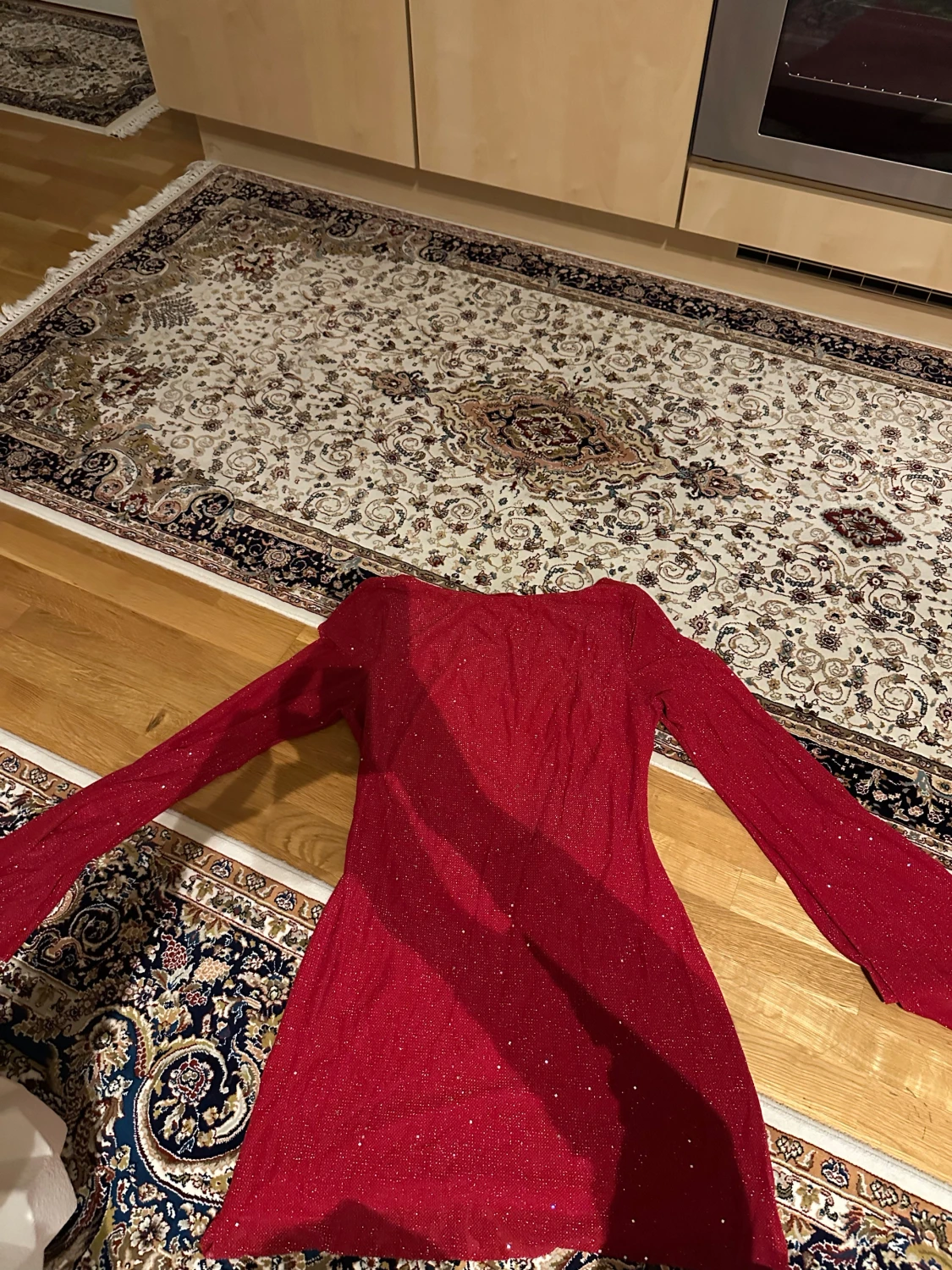 Röd glittrig kortklänning med långa ärmar