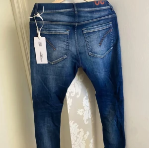 Dondup jeans - Säljer nu dessa riktigt fina Dondup jeans i den populära modellen George för endast 1299. De är köpte för 3199 på NK så 1099 är ett väldigt bra pris! De är i ett mycket bra skick och vid frågor och intresse är det bara att skriva!