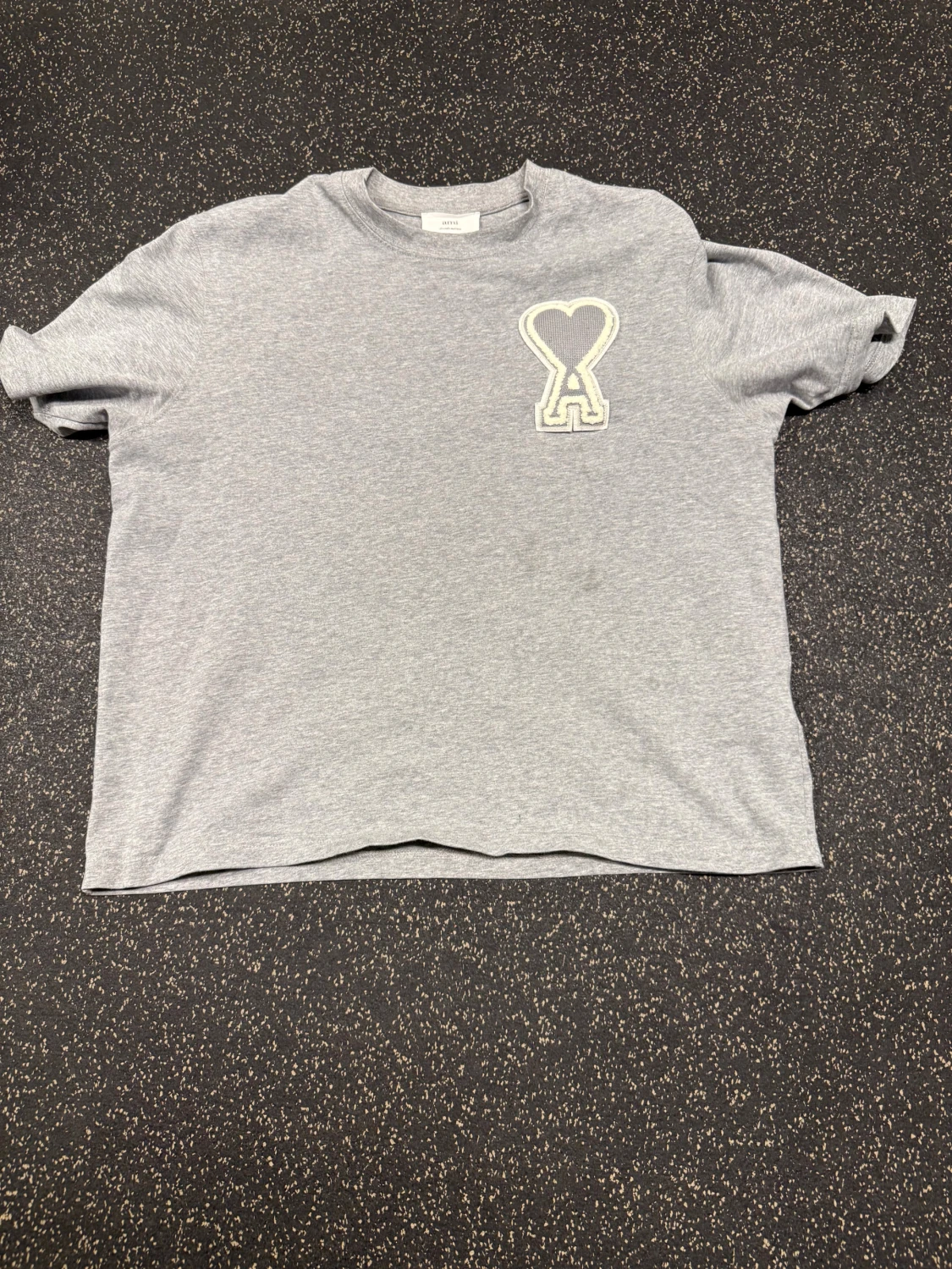 Grå t-shirt från Ami Paris med hjärtdetalj