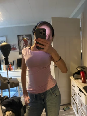 Ljusrosa tight t-shirt XS - Säljer en ljusrosa t-shirt från H&M i storlek XS. Modellen är tight och har korta ärmar med klassisk rund hals. Tillverkad i mjuk bomull som känns skön mot huden. Enkel och clean look som passar perfekt till jeans eller shorts.
