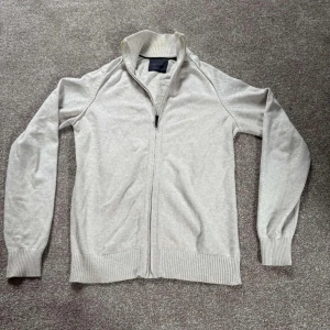 Ljusgrå stickad kofta från Angelo Litrico - Storlek M men passar även S. Okej skick, hör av dig vid frågor eller funderingar!