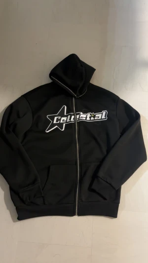 Zip hoodie  - Svart zip hoodie med dragkedja hela vägen upp till toppen av luvan. Använd några gånger. Storlek L