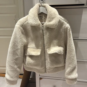 Jacka - Super mysig, varm å go vinterjacka, håller värmen bra, otroligt mjukt material, endast använt fåtal gånger.🥰