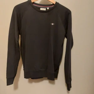 GANT Sweatshirt strl.170 - Mörkblå sweatshirt från GANT i strl. 170 i mycket bra skick.  Kommer från ett djur och rökfritt hem. 