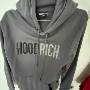 Hoodrich hoddie grå  - 9/10 skick, använd endast några gånger. Snörena är inte kvar tog av dem gillade inte dom