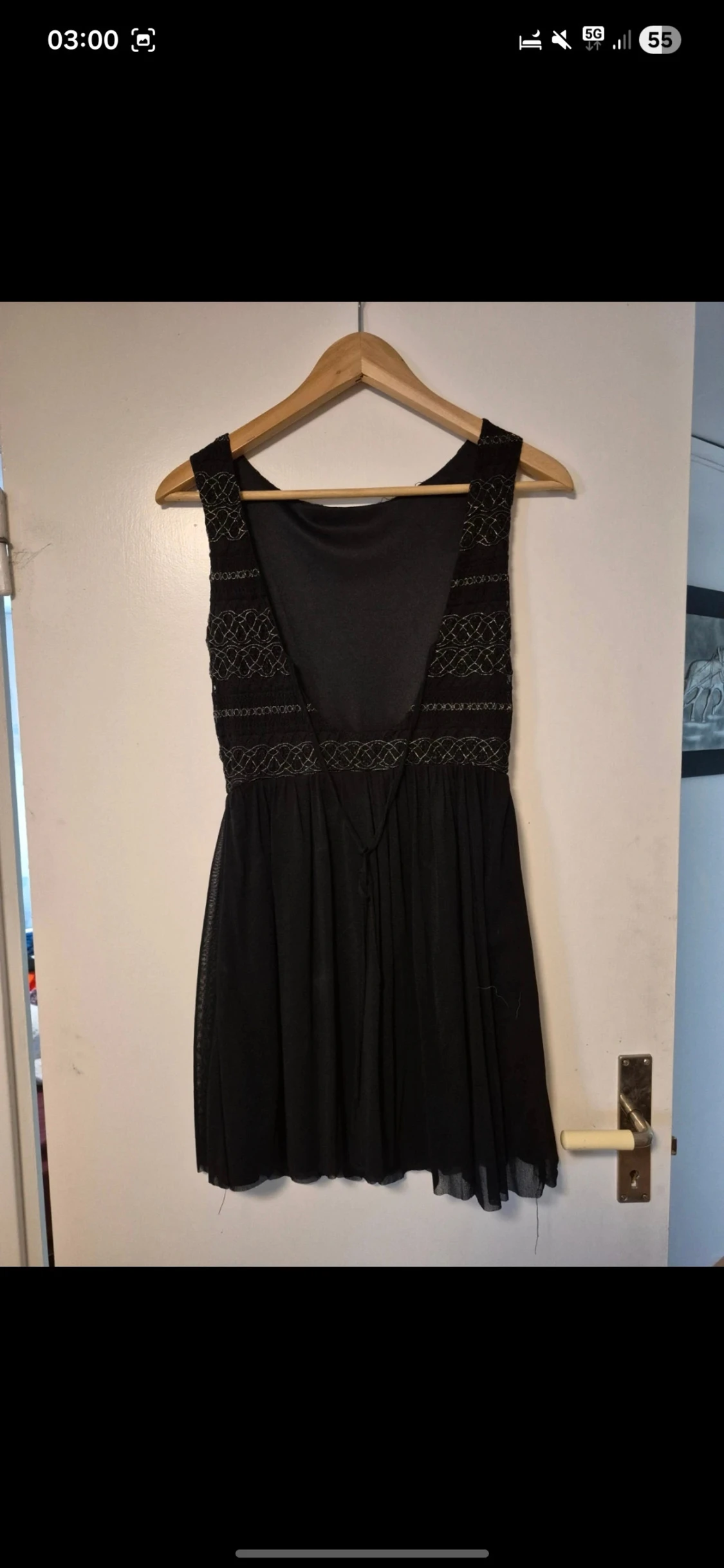 Svart kort klänning med broderi - 2