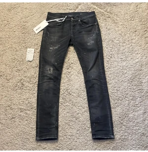 Dondup jeans helt nya - Tja! Säljer nu dessa extremt feta dondup jeansen i denna riktigt sköna modellen! Jeansen är helt sprillans nya med tags! Storlek 29! Skriv vid bilder eller frågor