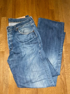 Levis 501 jeans - Säljer ett par levis 501 då dem är för stora för mig
