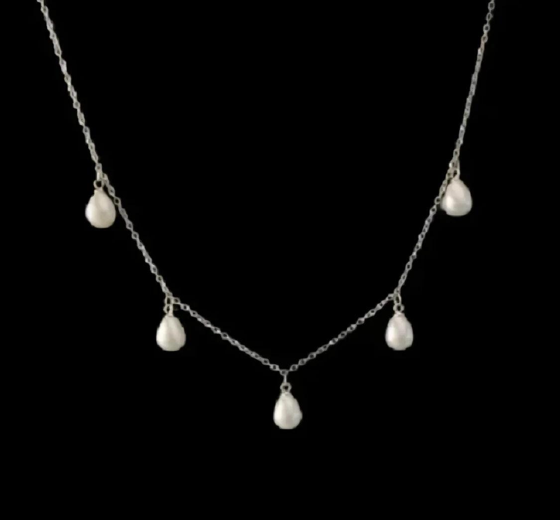 Silverfärgat halsband med droppformade pärlor