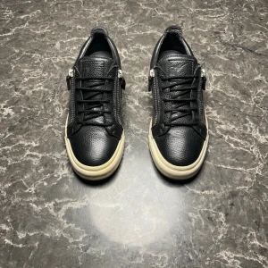 Giuseppe Zanotti - Säljer ett par otroligt snygga skor från det exklusiva märket Giuseppe Zanotti! Skorna är i mycket bra skick, skulle säga ungefär 8/10. Nypris ligger på över 6000kronor men vi säljer våra för endast 1799 och kan gå ner i pris ännu mer vid snabb affär! Skorna är i storlek 42 och är true to size. Skriv gärna ifall det är några funderingar, allt bästa SkoKapet