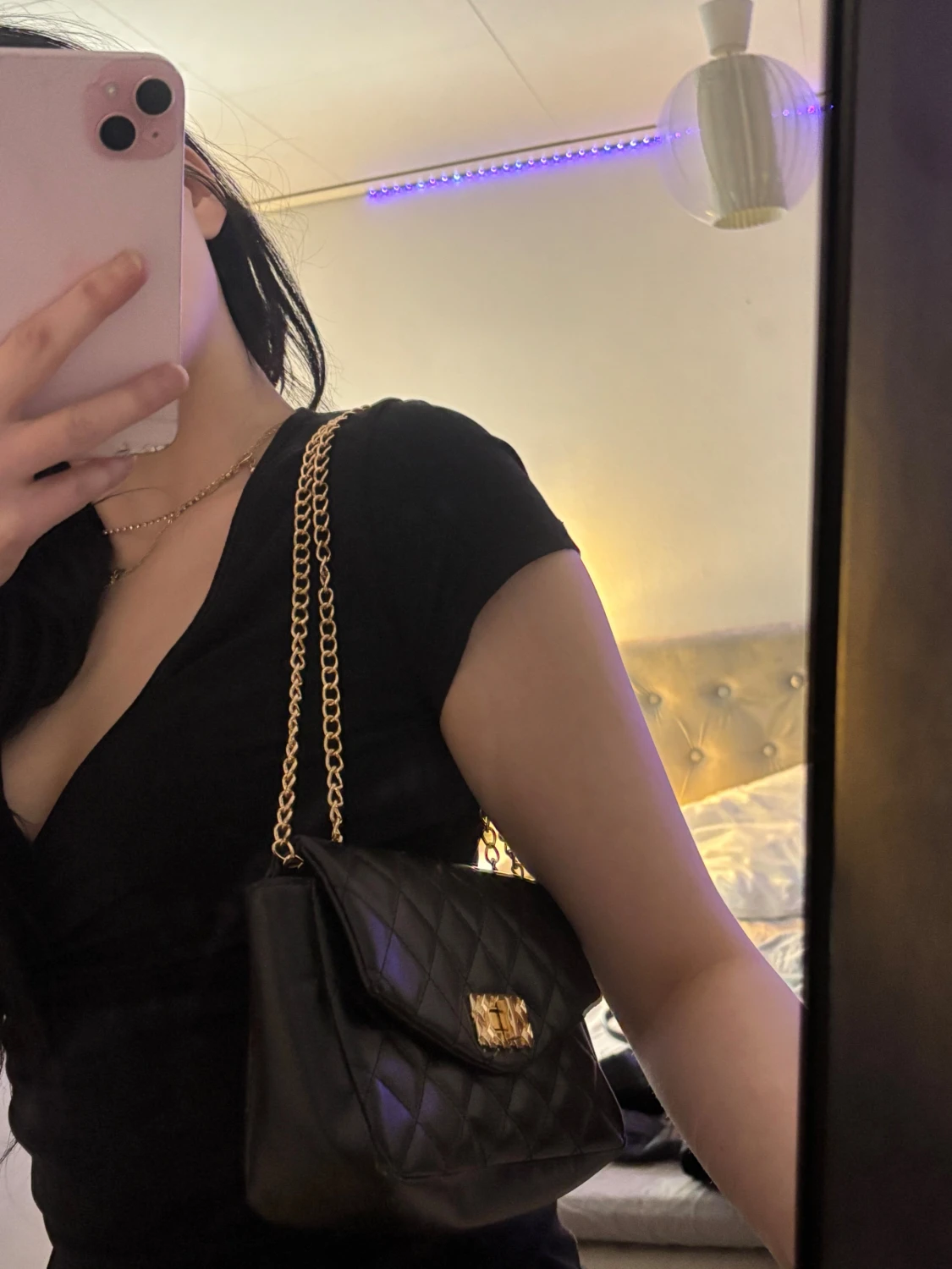 Svart quiltad axelväska med guldkedja - 1