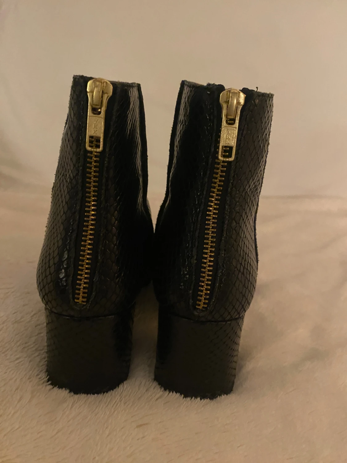 ATP- Atelier, Svarta ankelboots i skinn med guldzip - 1