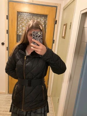 Vinterjacka - Är väl i rätt okej skick. Designen är asymmetrisk på framsidan så den ser lite sne ut. Förlåt om bilderna är dåliga, Plicks nya uppdatering gjorde det svårt både att ta och lägga upp bilder här. Behövs det fler så är det bara att fråga.