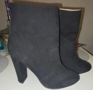 Snygga skor  - Nya endast provade. Stl 40