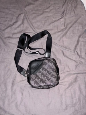 Lacoste väska  - Använd nåra gånger men i bra skick