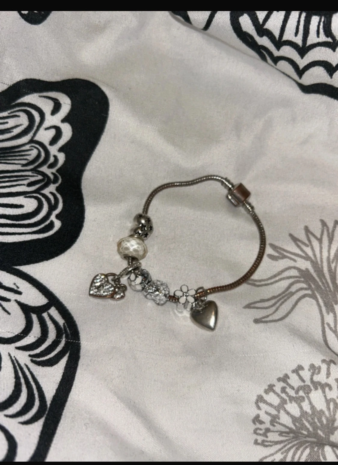 Silverfärgat charmarmband med hjärtan
