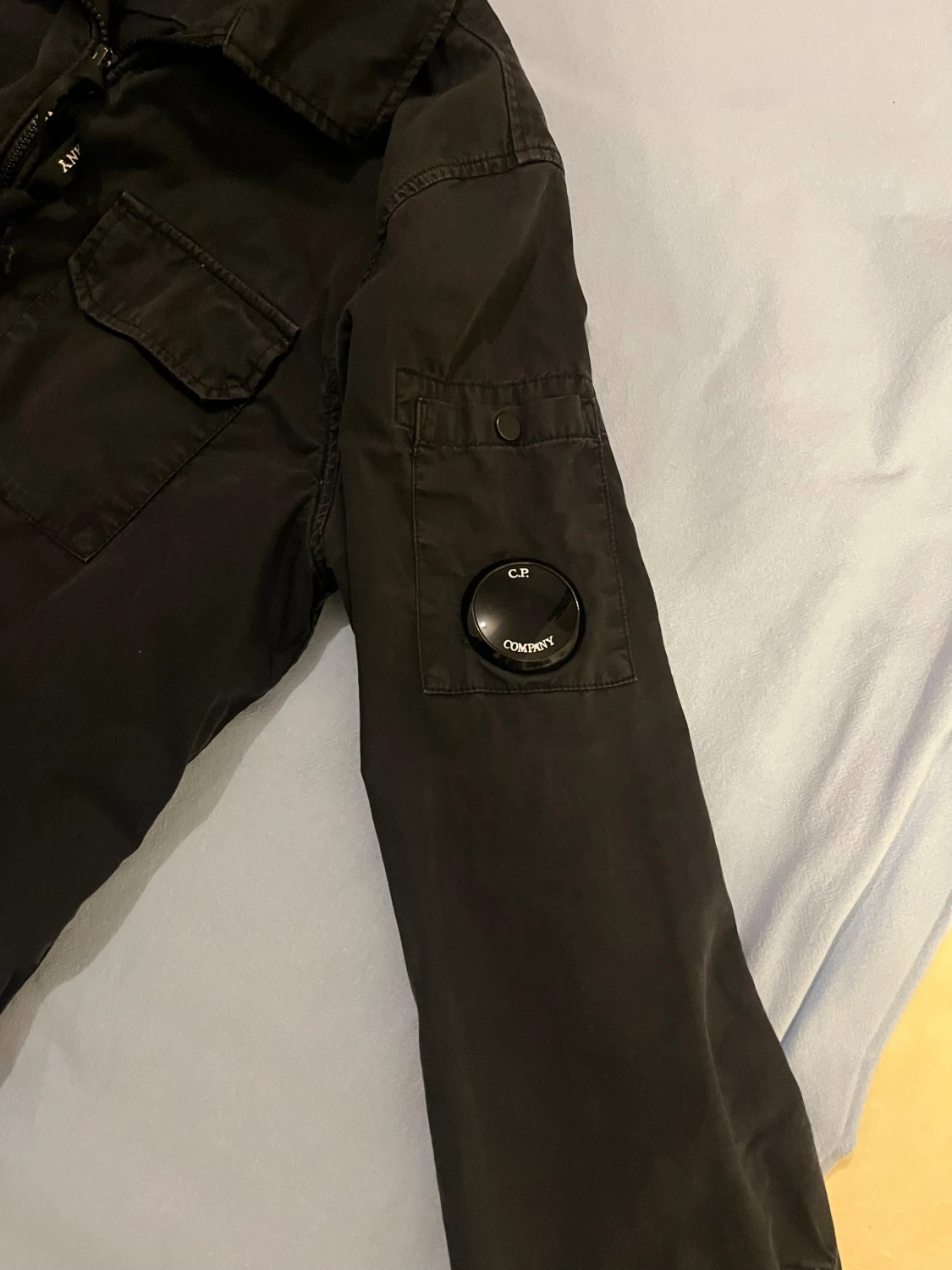 Svart overshirt från C.P. Company den är såld nu  - 1