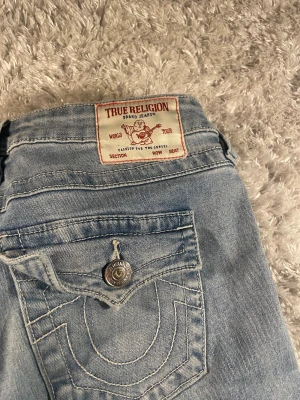 Bootcut jeans från True Religion - Säljer ett par low waisted ljusblå bootcut jeans från True Religion! Skriv om du vill ha bättre bilder eller prisförslag 💖💖