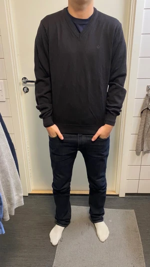 Mörkblå jeansbyxor med straight fit - Snygga mörkblå jeansbyxor med klassisk straight passform och kontrastsömmar. Jeansen har fem fickor och normal midja, vilket ger en clean och tidlös look. Perfekta för dig som gillar stilrena och bekväma jeans.