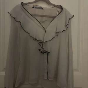 Vit blus från Zara - Vit blus från Zara. Blusen är använd några gånger men i bra skick!! I storlek S. (Kolla gärna in andra plagg jag säljer)💓