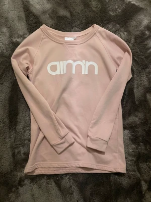 Ljusrosa långärmad tröja Aim'n XS - Snygg ljusrosa långärmad tröja från Aim'n Casual i storlek XS.  rund hals och ribbade muddar. Perfekt för chill dagar eller när du vill ha en enkel och clean look. Knappt använd💕