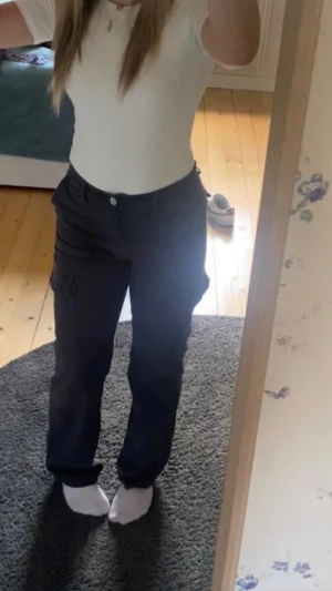 cargopants med raka ben - Säljer ett par cargopants med raka ben och praktiska fickor på sidorna. Byxorna är i storlek 36 och sitter bra på någon som har storlek s-m dom är bekväma, dom har blivit lite små för mig men annars är dom finna och bra kvalite dom är från Zara och kommer inte ihåg vad dom kosta jag är 169 och dom är bra i längden men på bilden syns det ej men dom är lite långa för mig🩷