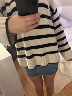 Jeans kjol med slitning  - Jätte fin Jeans kjol med slitning, passar perfekt på sommaren. Jätte bra skick och i storlek xs-s. Från Gina tricot