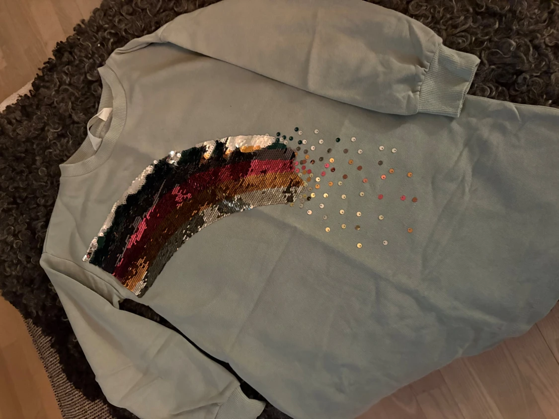 Turkos sweatshirt med paljettregnbåge H&M
