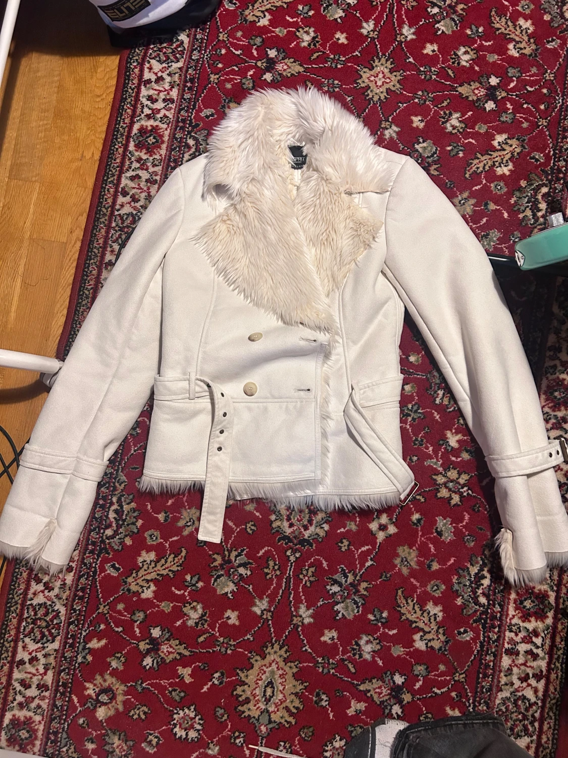 Vit pälsjacka med bälte och detaljer - 3