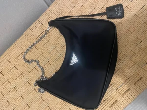 PRASA BAG  - Rymlig storlek, axel väska. Passar perfekt till vardags och utekvällar. Mycket bra skick. 