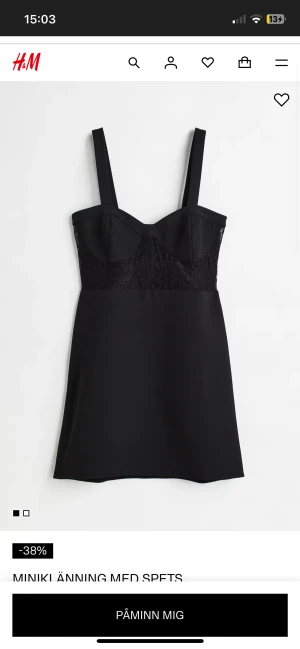 Svart miniklänning med spets H&M - Svart miniklänning från H&M med breda axelband och snygg spetsdetalj över bysten. Klänningen har figurnära passform upptill och lätt utsvängd kjol. Perfekt för dig som gillar en stilren look med en touch av spets.