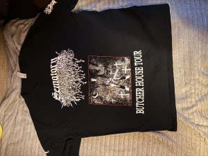 Butcher house tour Sematary - Haunted mound butcher house tour tröja som köptes från plick. Den är storlek L. Har använts ett par gånger men forfarande i bra skick. Kan mötas i Stockholm eller frakt