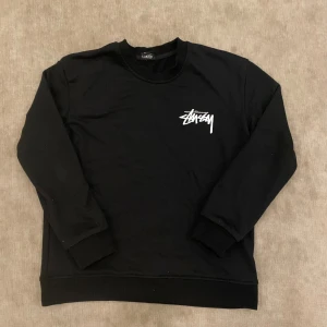Stüssy sweatshirt - Säljer den eftersom jag inte använder den längre. Det finns inga fel på varan såsom fläcken eller skador osv. Perfekt för dig som gillar streetwear och snygga prints. Dm för fler bilder eller frågor!!!