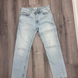 Ljusblå jeans från 157,  - Säljer ett par ljusblå jeans från 157 med klassisk femficksdesign och raka ben. Jeansen har knappgylf och är tillverkade i mjukt denimtyg. Passformen är straight och midjan är normal. Perfekt för dig som gillar enkel och clean stil.
